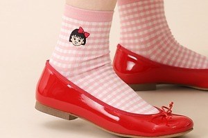 さくらももこ×靴下屋、ちびまる子ちゃん刺繍ソックス＆マンガの“1コマ”配したコジコジ靴下など