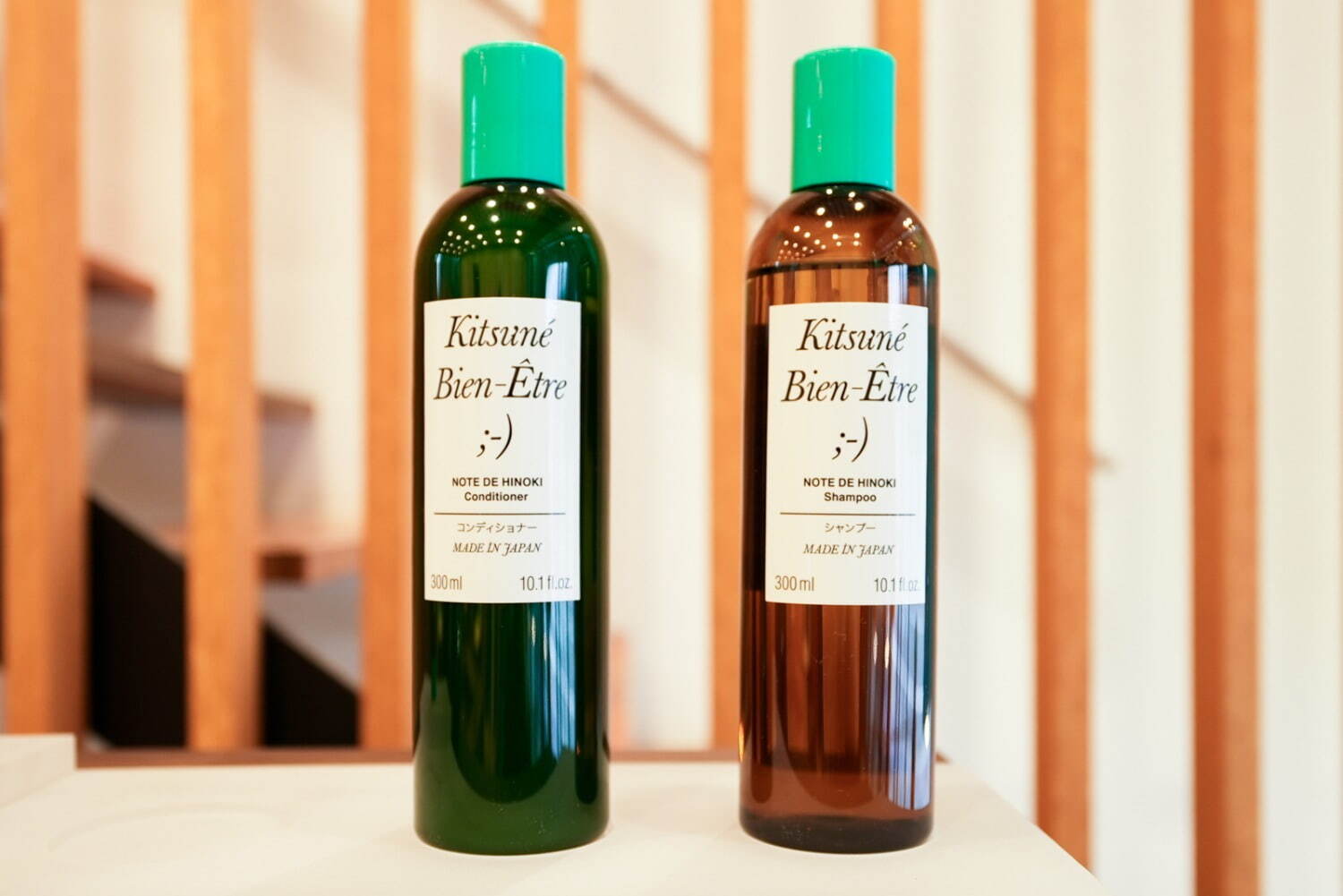 (左から)ノートドゥヒノキ コンディショナー 300mL 4,730円＜新製品＞、ノートドゥヒノキ シャンプー 300mL 4,730円＜新製品＞