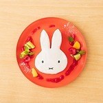 代官山「ミッフィーカフェ トーキョー」“ミッフィーの顔”が乗るミートボールパイ＆バナナショートケーキ｜写真4