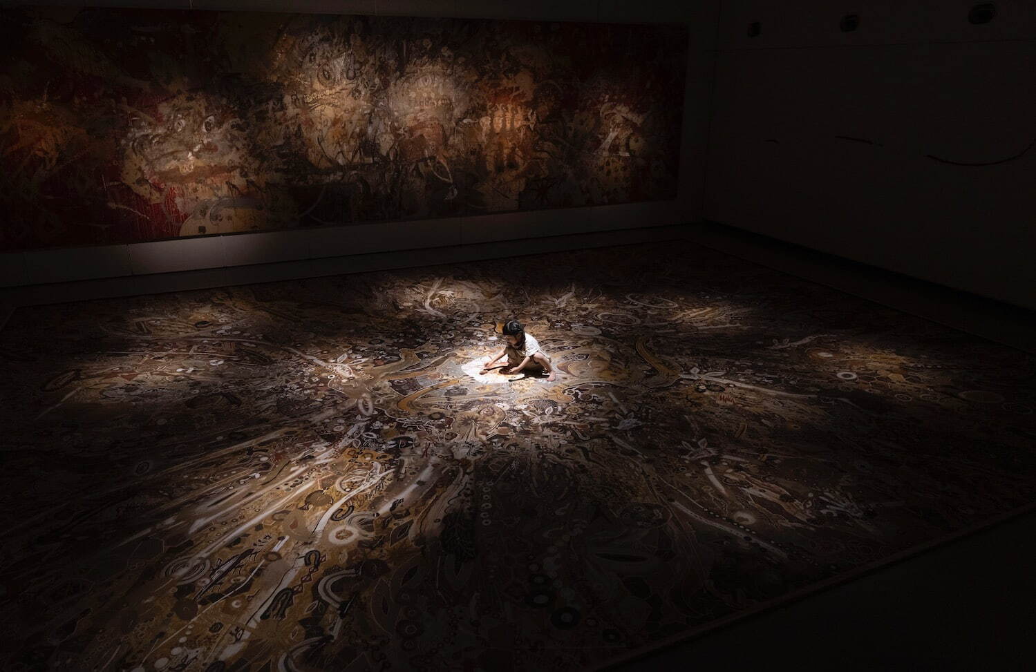 淺井裕介 《星、飛ビ散ル/太陽の一番近くへ》 2024年 展示風景
photo:東千尋