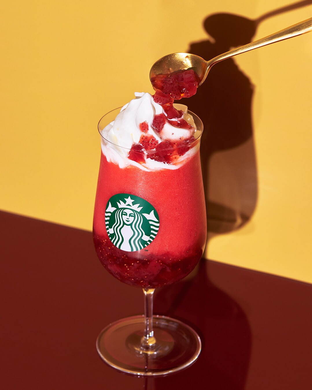 「THE 苺 フラペチーノ スペシャル Ver.」トールサイズのみ 持ち帰り 776円、店内利用 790円
※画像はイメージ。※実際のグラス提供は異なる。