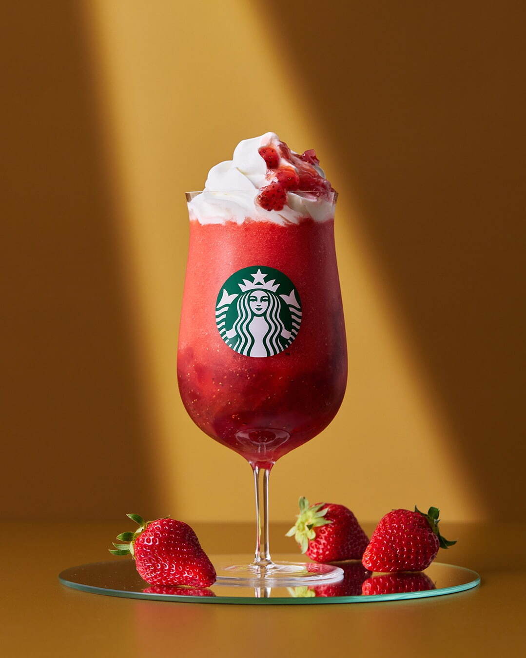 「THE 苺 フラペチーノ スペシャル Ver.」トールサイズのみ 持ち帰り 776円、店内利用 790円
※画像はイメージ。※実際のグラス提供は異なる。