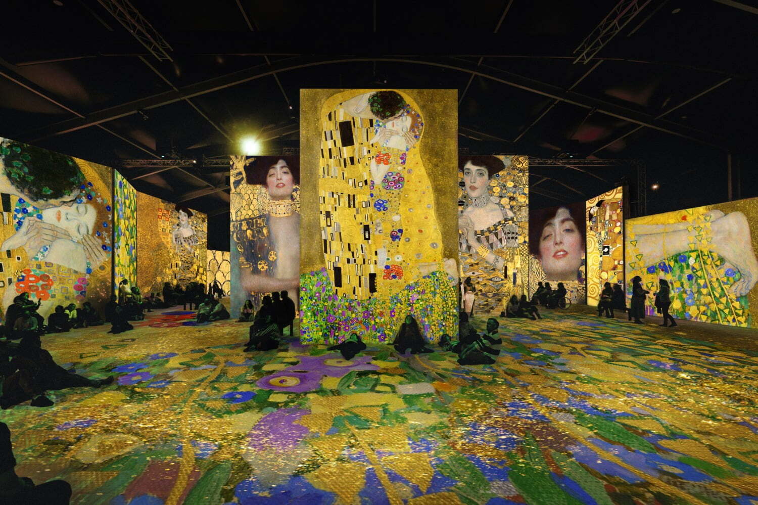 西洋美術｜没入型展覧会「クリムト・アライブ」東京で、グスタフ・クリムト《接吻》など黄金世界が巨大スクリーンに