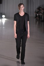 素材にこだわり機能美を追求 : モルフィック(MOLFIC)が2011年春夏コレクションを発表｜写真1