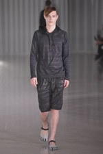 素材にこだわり機能美を追求 : モルフィック(MOLFIC)が2011年春夏コレクションを発表｜写真4