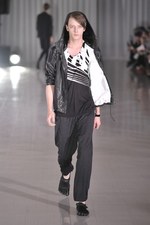 素材にこだわり機能美を追求 : モルフィック(MOLFIC)が2011年春夏コレクションを発表｜写真9