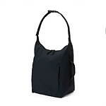 スタジオ ニコルソン×POTRのナイロンバッグ、拡張マチ付きボンサック＆首から下げるミニポーチ｜写真2