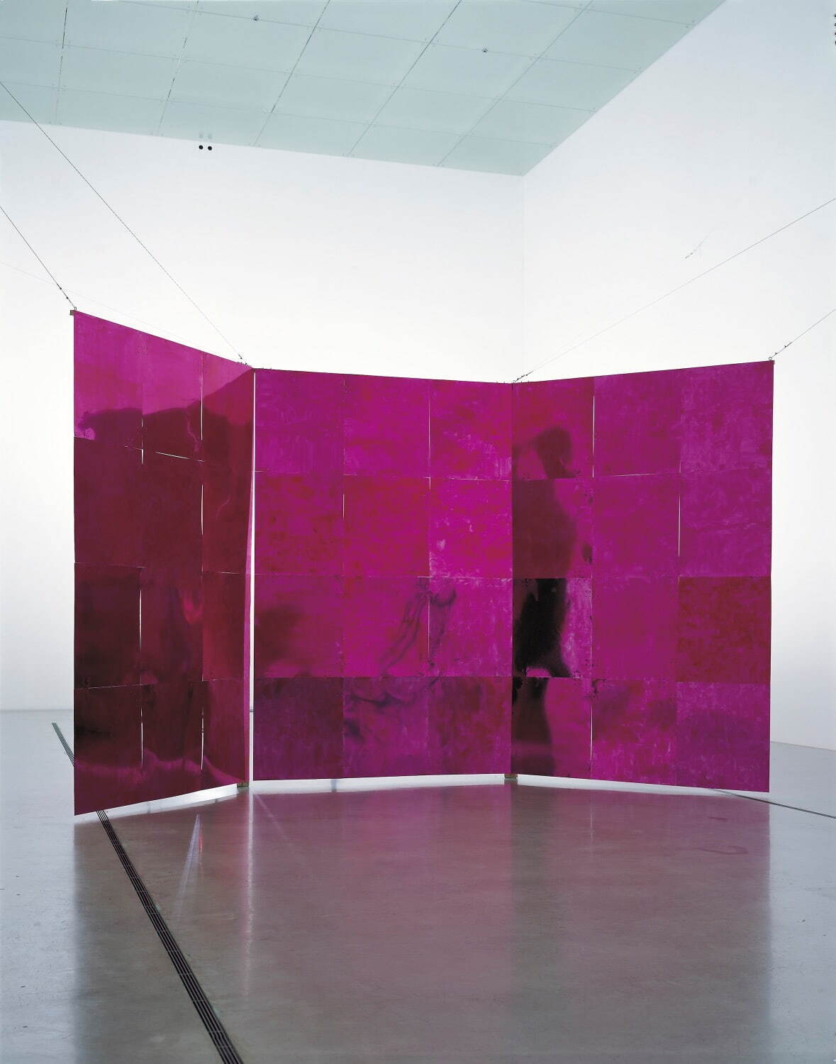 山崎つる子 《三面鏡ではない》 1956/2007年(再制作)
H330×W660cm 染料、クリアーラッカー、ビニールシンナー、ブリキ
© YAMAZAKI Tsuruko photo: SAIKI Taku