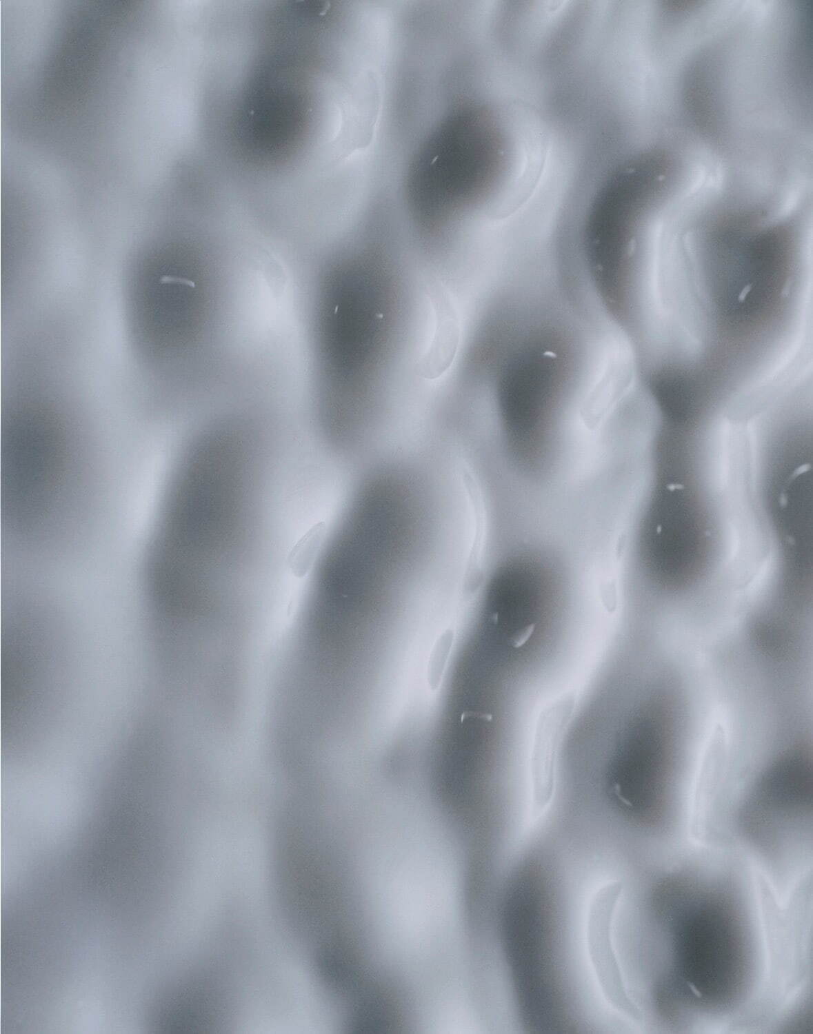 カールステン・ニコライ 《ミルク(25hz)》 2000年
H89×W70.5cm チバクローム・プリント／アルミニウム板
© Carsten NICOLAI photo: KIOKU Keizo