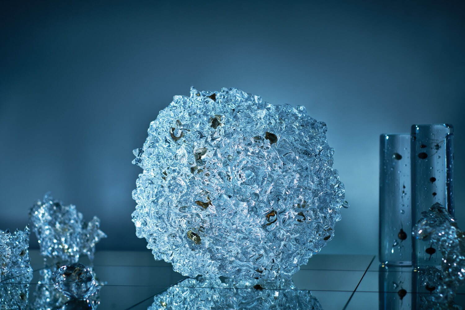 地村洋平 《歪楕球型》 シリーズ「始まりの実験」より 2014年
H33×W40×D40cm ガラス、錫 作家蔵
© CHIMURA Yohei Photo: ICHIKAWA Shinichi