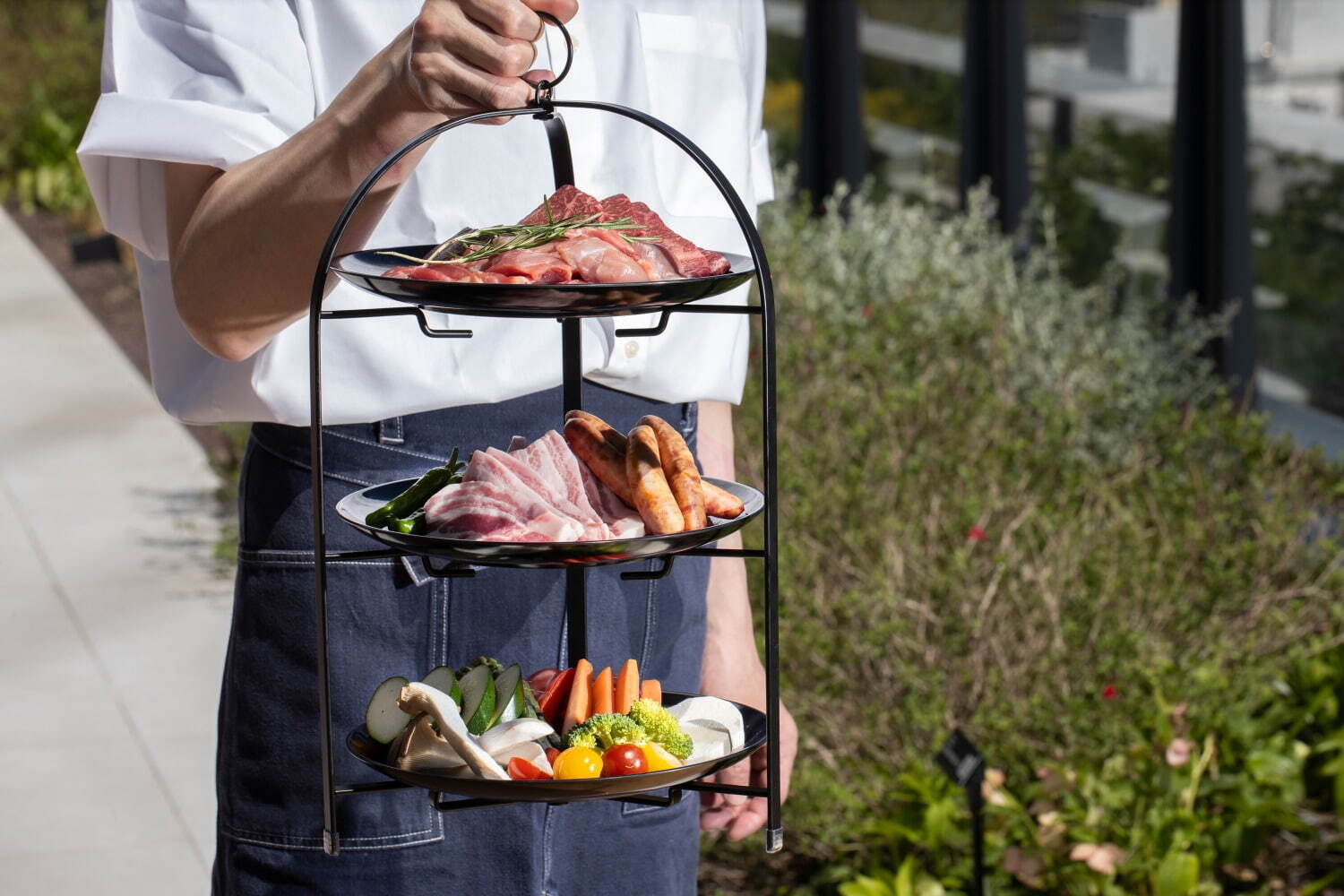 松屋銀座の25年屋上ビアガーデン、“3段スタンド”の肉尽くしBBQ&フルーツサラダなど｜写真10