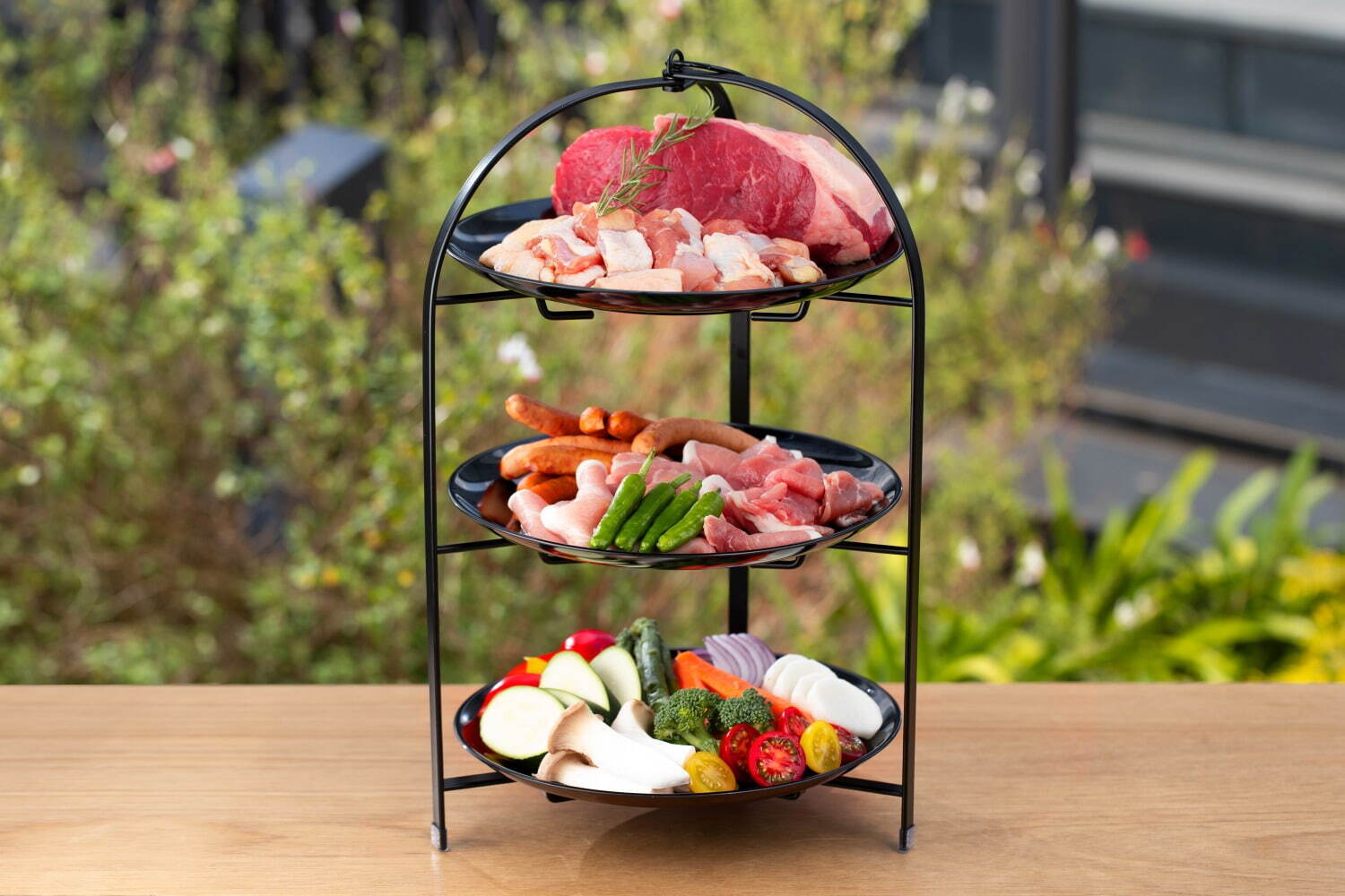 松屋銀座の25年屋上ビアガーデン、“3段スタンド”の肉尽くしBBQ&フルーツサラダなど｜写真3