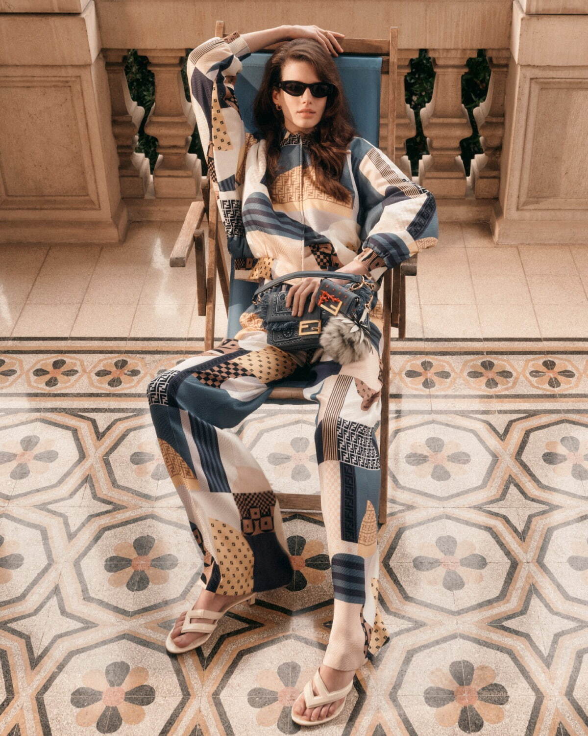 Fendi FFロゴプリント バッグ フェンディ“珊瑚”の「FF」ロゴバックル付きミニバッグ「ナノ