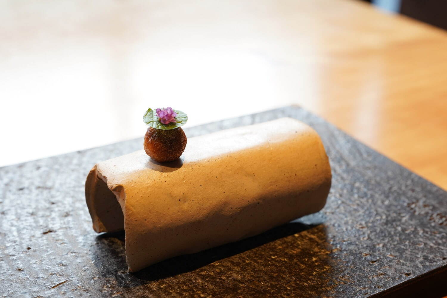 器にもこだわっており、中にはオブジェのような工芸の器を使って提供される料理も。