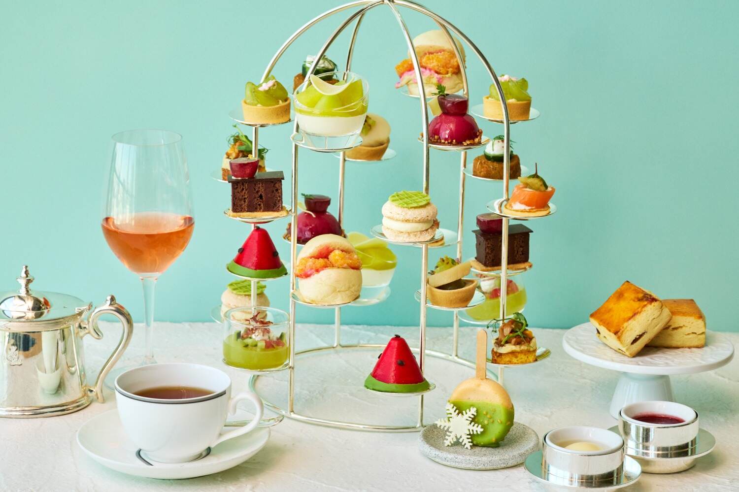 ダックワーズ｜ザ・ペニンシュラ東京“メロン＆グレープ”の夏アフタヌーンティー、芳醇なシャインマスカットタルトなど