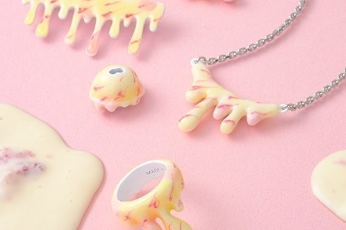 ネックレス｜Q-pot.“とろ～り”マーブル模様のアイスクリーム着想アクセサリー、苺ソース入りネックレスなど