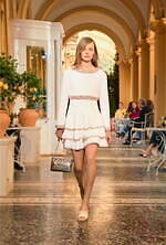 シャネル 2026年リゾートコレクション、気ままでグラマラスな装い｜写真2