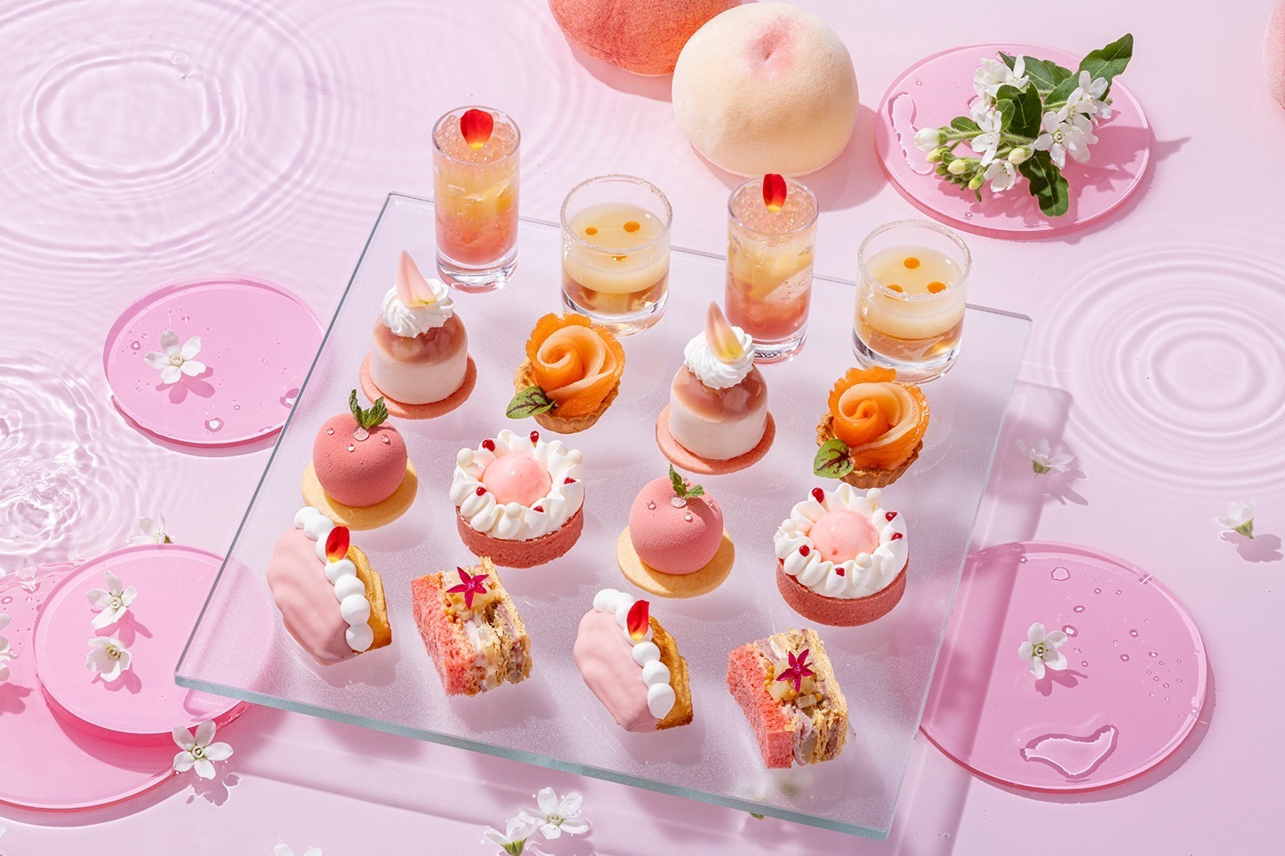 チーズケーキ｜コンラッド東京“ピンク一色”のピーチアフタヌーンティー、桃型ムースや白桃ピューレのグラススイーツなど