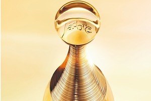ディオール「ジャドール」現実では出会えない“夢の花の香り”ゴールドの美しい曲線ボトルで