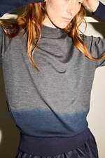 ジョン スメドレー×オーメ、“藍のグラデーション染め”ふんわりウールニット｜写真4