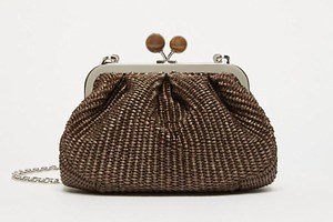 ウィークエンド マックスマーラ25年春夏、“ラフィア風”がま口バッグ＆クロシェ編みエスパドリーユなど