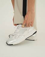 クラネ×クレイのコラボスニーカー、シルバーレザー際立つアッパー＆“ヘビの鱗”着想ソール｜写真11