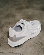 クラネ×クレイのコラボスニーカー、シルバーレザー際立つアッパー＆“ヘビの鱗”着想ソール｜写真10