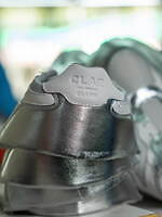 クラネ×クレイのコラボスニーカー、シルバーレザー際立つアッパー＆“ヘビの鱗”着想ソール｜写真12