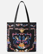 ヴェルサーチェ“海の世界”メンズスニーカー、鮮やかな人魚や貝の限定トートバッグも｜写真2