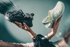 クロックス×スワロフスキー“クリスタル輝く”サンダル、星座やトンボの羽をモチーフに