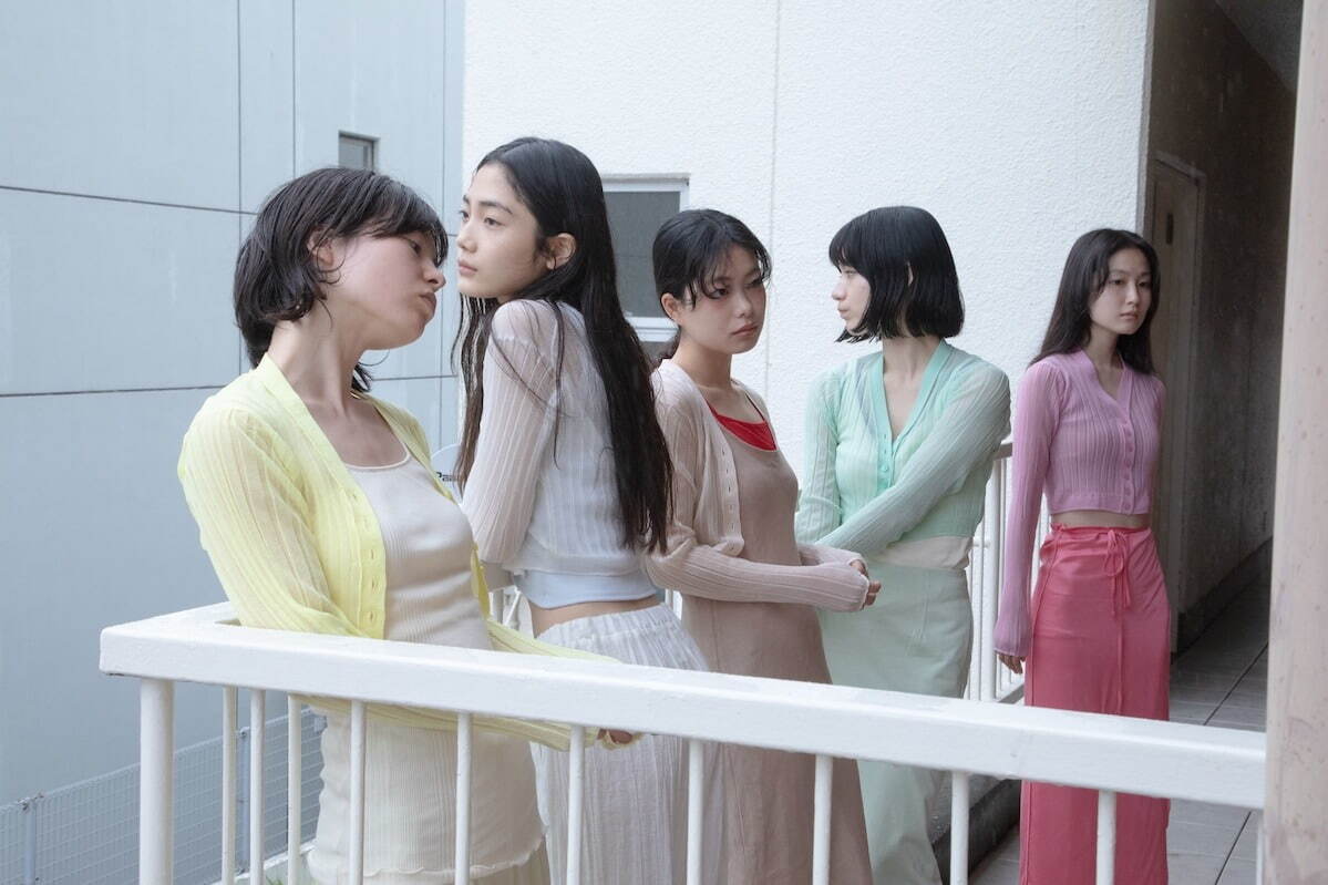 ジェーン スミス“シアー×クロップド丈”のロングスリーブカーディガン、カバーコード限定で｜写真11