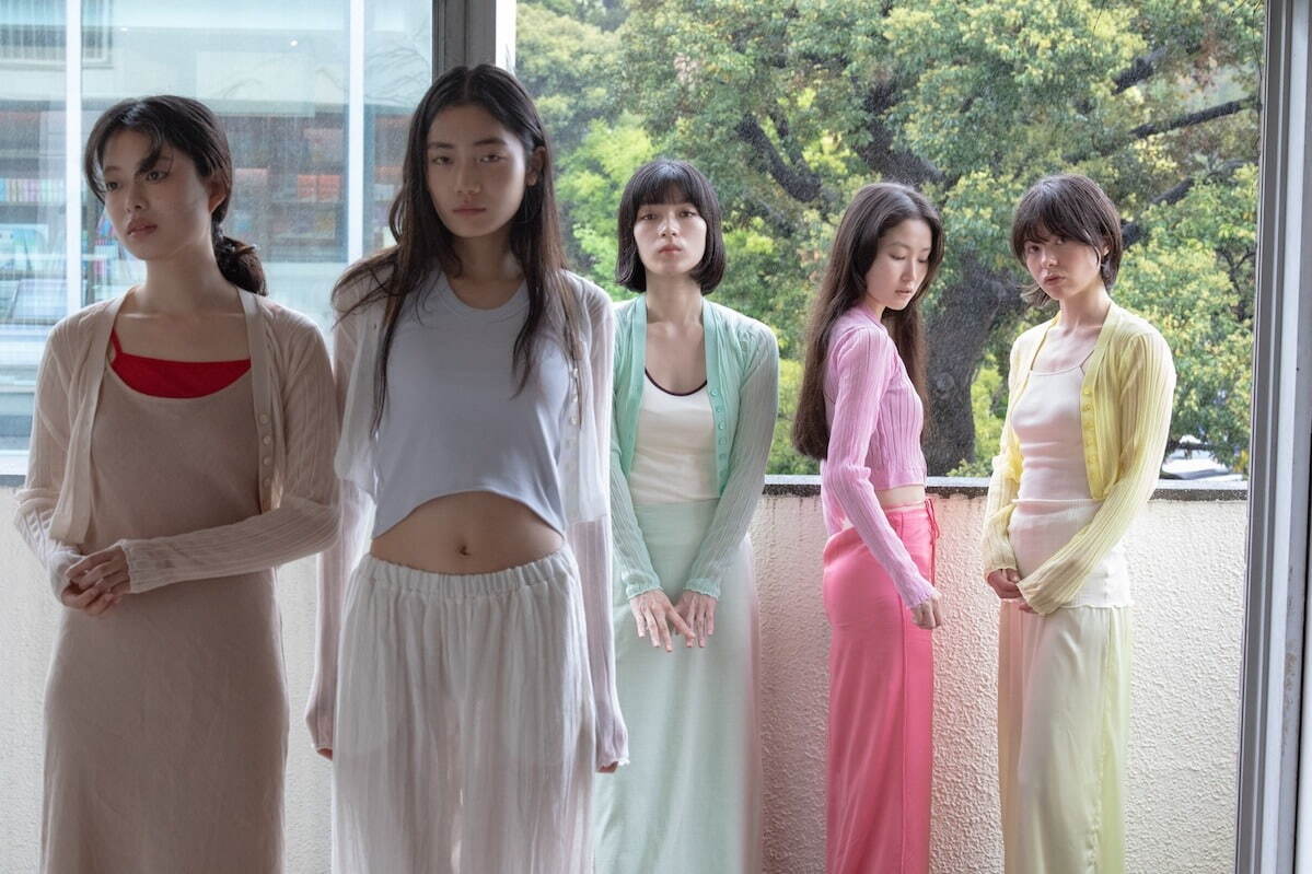 ジェーン スミス“シアー×クロップド丈”のロングスリーブカーディガン、カバーコード限定で｜写真12