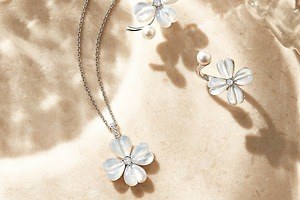 ヴァンドームブティック「四つ葉のクローバー」モチーフのネックレスやリング、ぷっくり白蝶貝で