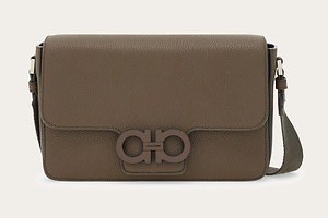 フェラガモのメンズバッグ、アースカラーのレザーショルダー＆深みグリーンの「ハグ」トート
