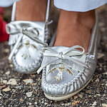 ミネトンカ“カラフルローファー”パステルブルーやシルバーの新作、ビーズ刺繍のキルトローファーも｜写真3