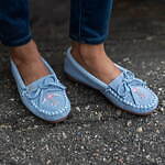 ミネトンカ“カラフルローファー”パステルブルーやシルバーの新作、ビーズ刺繍のキルトローファーも｜写真2