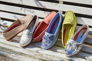 ミネトンカ“カラフルローファー”パステルブルーやシルバーの新作、ビーズ刺繍のキルトローファーも