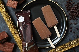 「世にもおいしいチョコブラウニー」ファミマ限定アイスバーに！チョコチップ入りでザクザク食感も再現