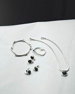 「2025年夏ジュエリー＆アクセサリー」天然石リングやゴールドピアスなど人気ブランドの新作｜写真12