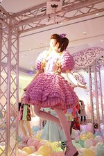 きゃりーぱみゅぱみゅの第2弾衣装展が六本木で開催 - MVやコンサートで着用した服30着｜写真1