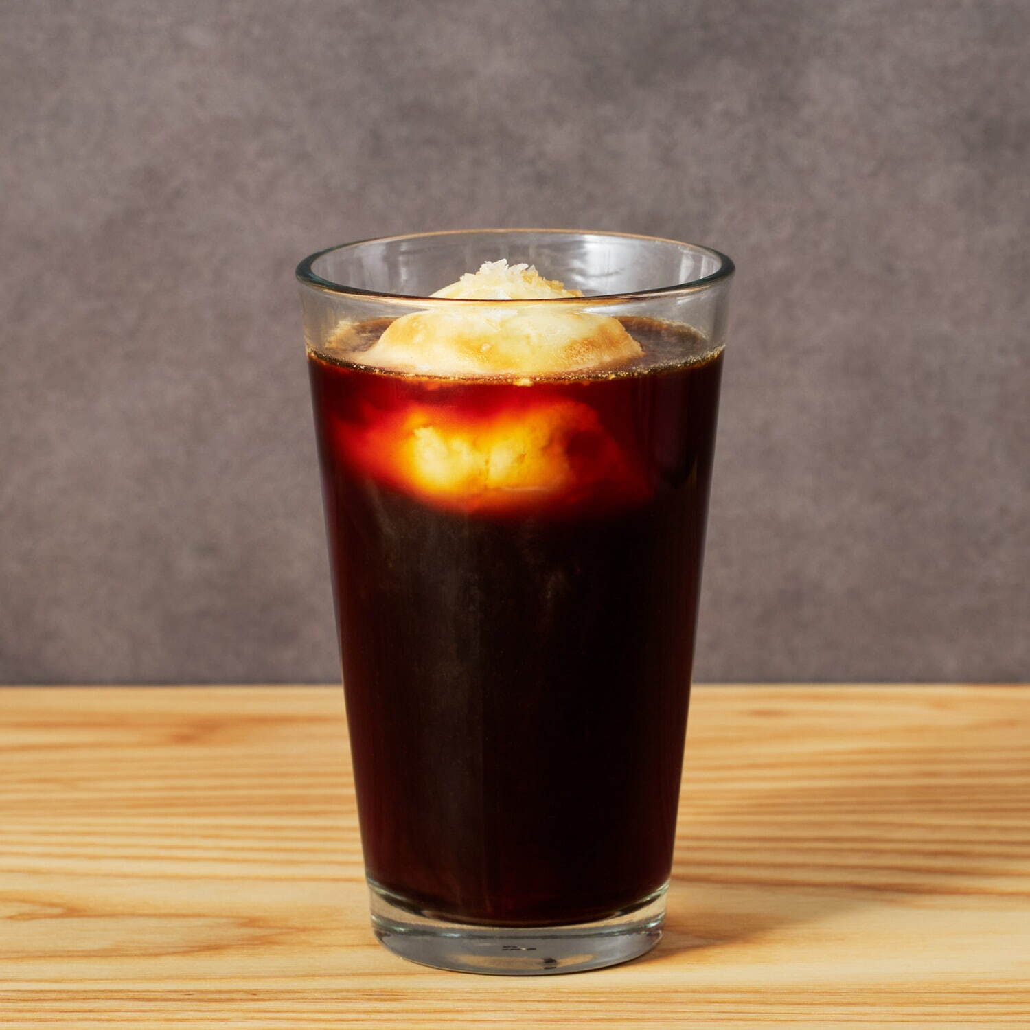「スターバックス リザーブ オリアート ゴールデン ジェラート コールドブリューフロート」店内利用 1,050円、持ち帰り 1,031円