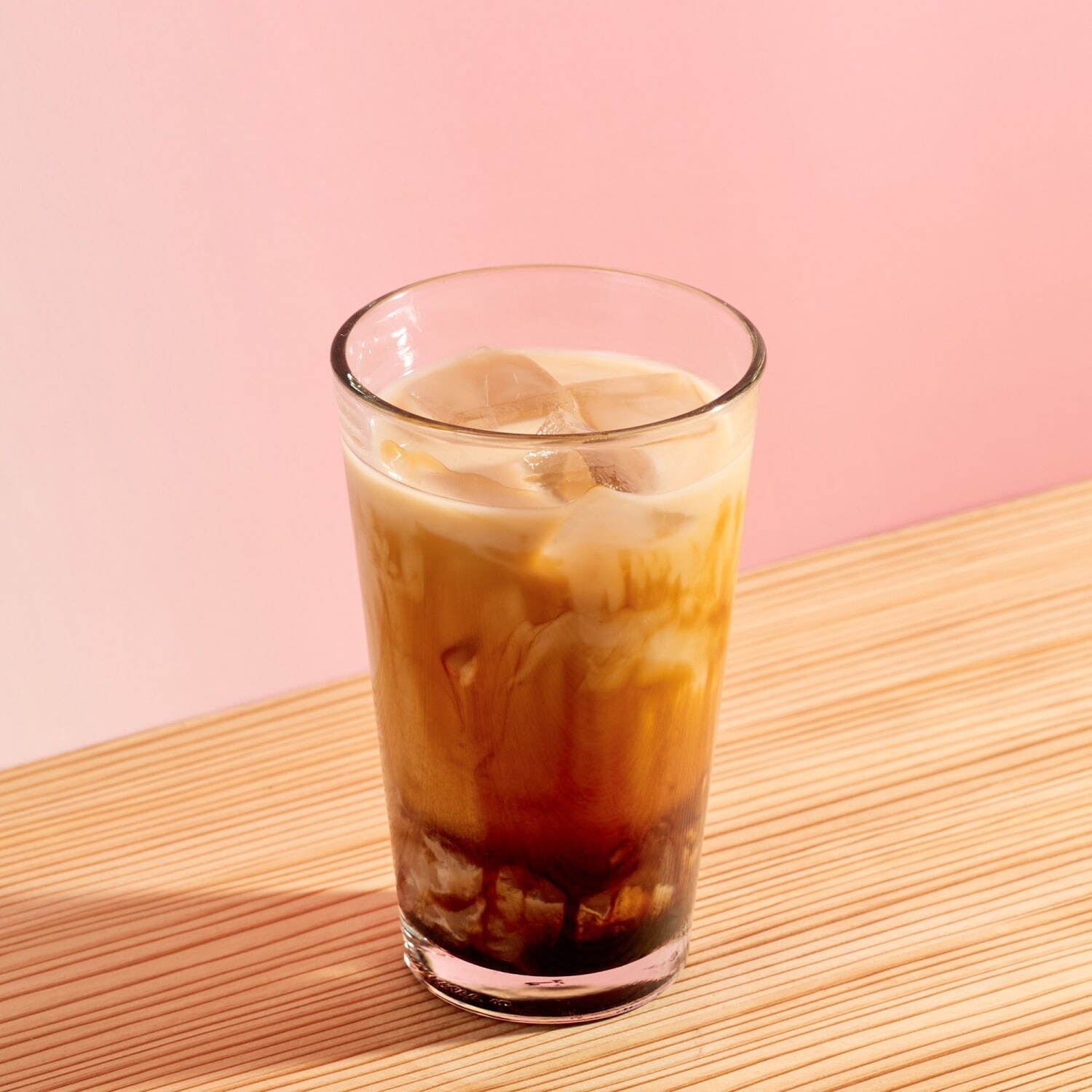 「米糀ミルク使用 黒糖 わらび餅 ほうじ茶 ティー ラテ」店内利用 1,100円、持ち帰り 1,080円