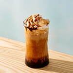 スターバックス リザーブ ロースタリー 東京、“和風パフェ風”わらび餅×黒糖ラテなど夏ドリンク｜写真1