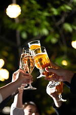 「大人のビアガーデン」グランフロント大阪で、炭火香るサーロインステーキや鶏腿肉のローストなど｜写真8