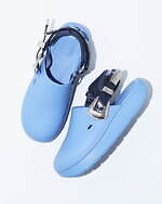 TOGA×スイコック、メタル付きフリンジのストラップサンダル＆バックル煌めくクロッグサンダル｜写真7