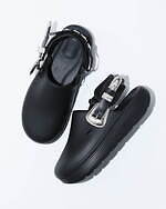 TOGA×スイコック、メタル付きフリンジのストラップサンダル＆バックル煌めくクロッグサンダル｜写真8