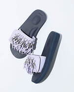 TOGA×スイコック、メタル付きフリンジのストラップサンダル＆バックル煌めくクロッグサンダル｜写真3