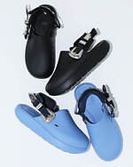 TOGA×スイコック、メタル付きフリンジのストラップサンダル＆バックル煌めくクロッグサンダル｜写真9