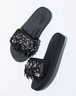 TOGA×スイコック、メタル付きフリンジのストラップサンダル＆バックル煌めくクロッグサンダル｜写真2