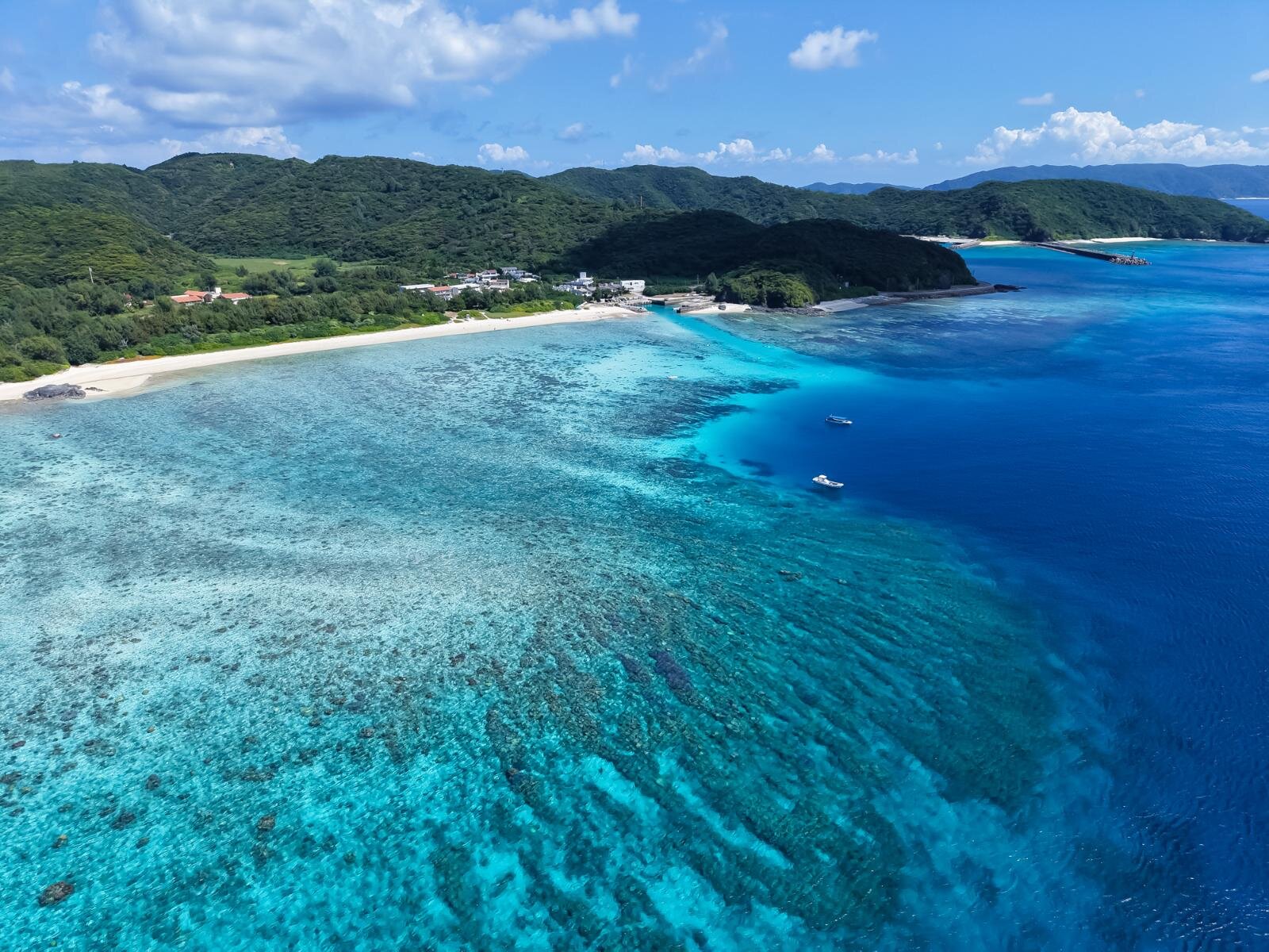 慶良間諸島 座間味島 ”ケラマブルー”コーラルサンドの白い底質の砂浜に、太陽の反射で、水色からコバルト系の鮮やかなブルーの階調が強く出る海。